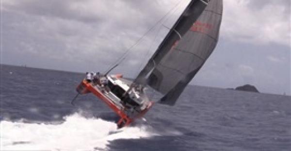 بالفيديو .. لحظة غرق قارب شراعى وطاقمه بجزر الكاريبي