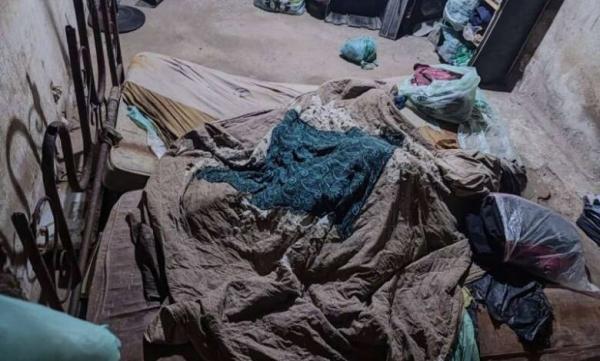 عثر عليهم في حالة صادمة.. شخص يحبس زوجته وابنيهما مدة 17 عاما داخل المنزل دون أن ينتبه أحد