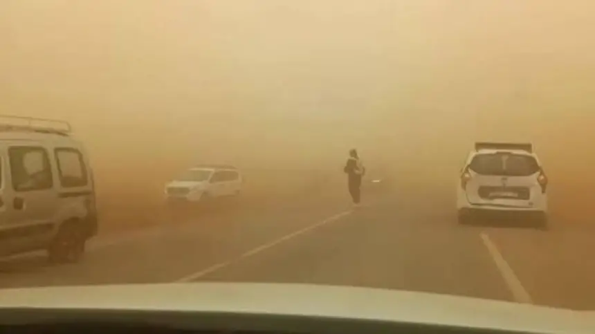 فاجعة طرقية بجهة الشرق.. عاصفة رملية "هوجاء" تشل حركة السير وتخلف قتلى وخسائر مادية جسيمة