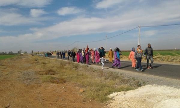 مسيرة لساكنة سوق السبت تقطع 40 كلم على الاقدام نحو بني ملال والمطالب اجتماعية