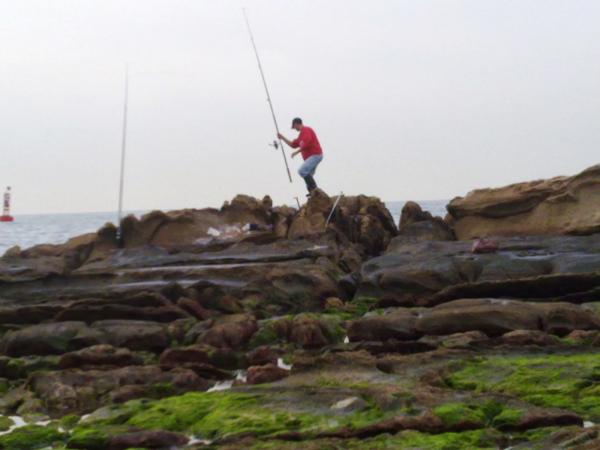 مفجع..عشق شاب للصيد يفقده حياته بعد سقوطه من أعلى منحدر صخري