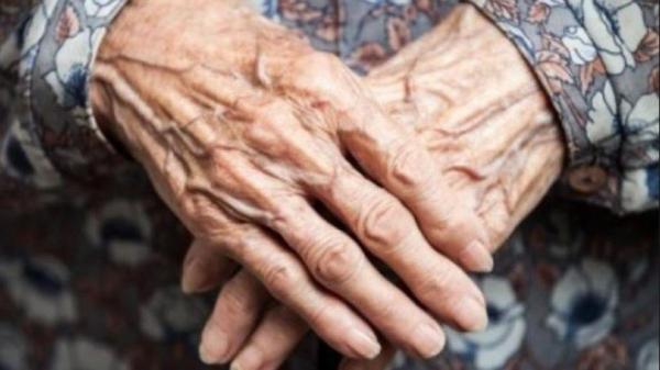 فين وصلنا..."مسخوط" يعتدي على والدته بسلاح أبيض ويتسبب في إصابتها بشكل بليغ