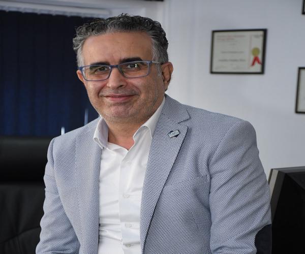 البروفيسور "عزالدين ابراهيمي" يحذر من انتشار سلالة "كورونا" المتحورة في الأسابيع المقبلة ويقدم مقترحاته للخروج من  الجائحة مع حلول الصيف