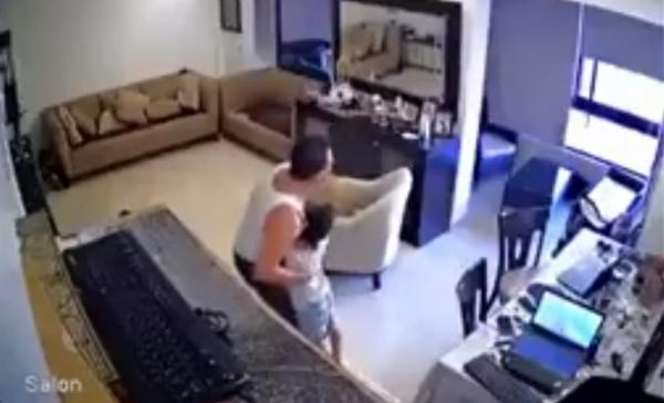 مؤثر.. أب يحضن ابنه لحظة انفجار بيروت ويحاول حمايته داخل مكتب