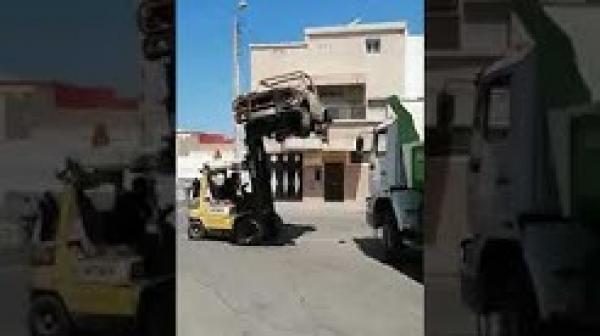 جماعة اكادير تشن حملة على السيارات المهمولة في الشارع