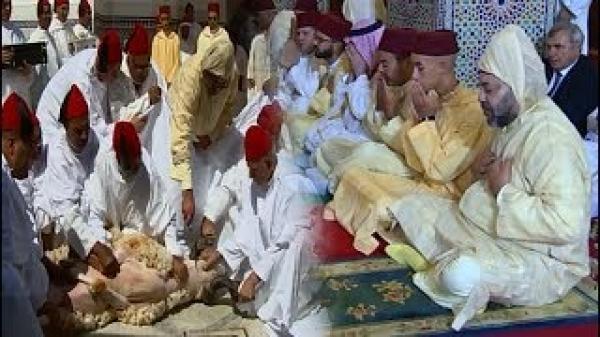 الملك محمد السادس يؤدي صلاة العيد بمسجد أهل فاس وينحر أضحيته