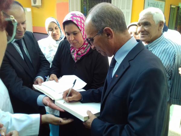 هذا ما كتبه حصاد في دفتر مدرسة عمومية .. تعرف على شكل خط وزير التربية الوطنية (صور)