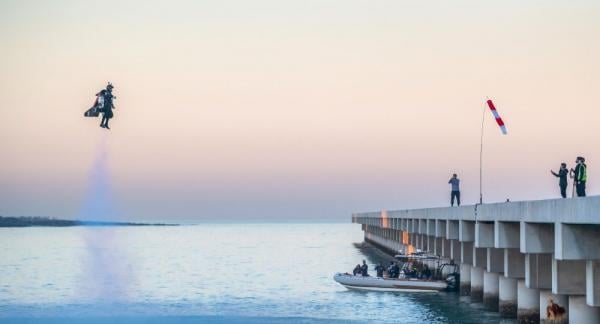 دبي تشهد نجاح تجرية "الطيران البشري" بنسبة 100%