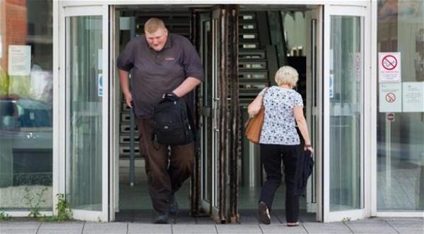 أطول مجرم في بريطانيا يعود للسجن من جديد