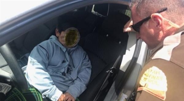الشرطة الأمريكية توقف طفلا في الخامسة من عمره أثناء قيادة سيارة على طريق سريع