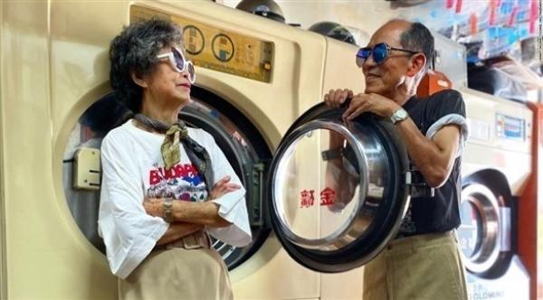 زوجان ثمانينيان يحققان شهرة بعرض أزياء نسيها العملاء في مغسلتهما