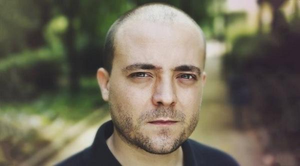 يستيقظ من نومه ليكتشف أنه أصبح  أسوأ شخص على الإنترنت والسبب؟