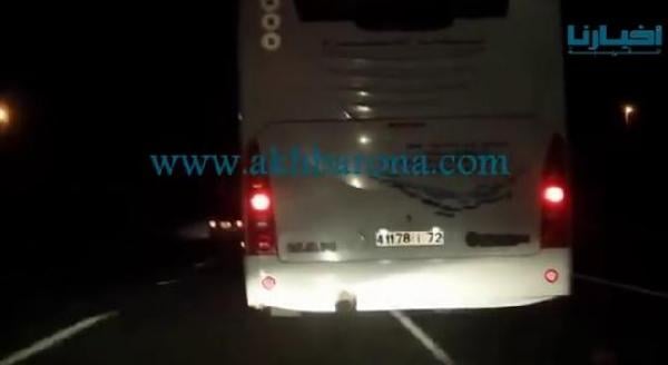 خطير .. سائق حافلة يسوق بسرعة جنونية بالليل