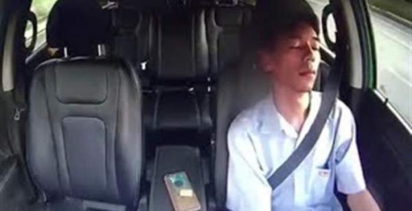 بالفيديو: سائق ينام دقيقة كاملة أثناء القيادة