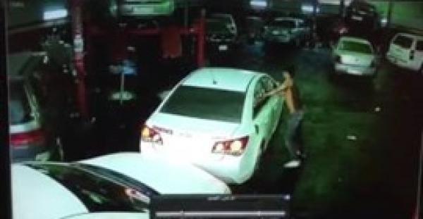 بالفيديو.. رد فعل لص سرق سيارة وتفاجأ بوجود صاحبها داخل الورشة