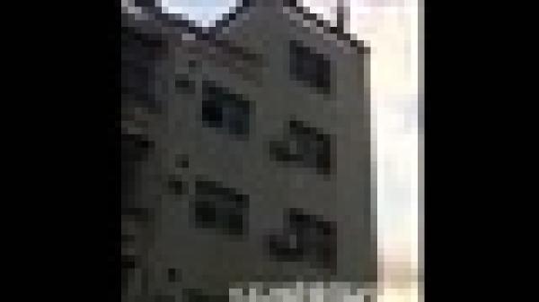 بالفيديو.. شاب مخمور يقفز من الطابق الخامس: حذائي فين