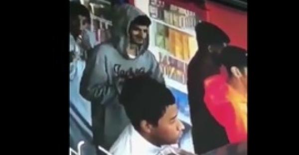 لقطات طريفة لـلص يعيد محفظة لصاحبها بسبب الكاميرات (فيديو)