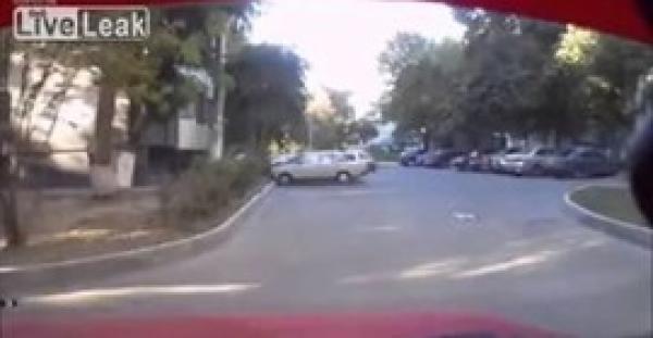 بالفيديو.. لص يخطف سلسلة ذهبية من رقبة سيدة في الشارع