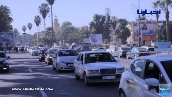 بالفيديو: أرباب سيارات تعليم السياقة  يحتجون في مسيرة بالسيارات على الوزير بوليف