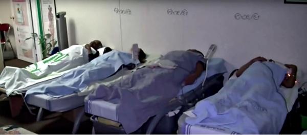 بالفيديو : مئات المواطنين يقبلون على الاستفادة من حصص علاجية تقدمها كوريات بالمجان