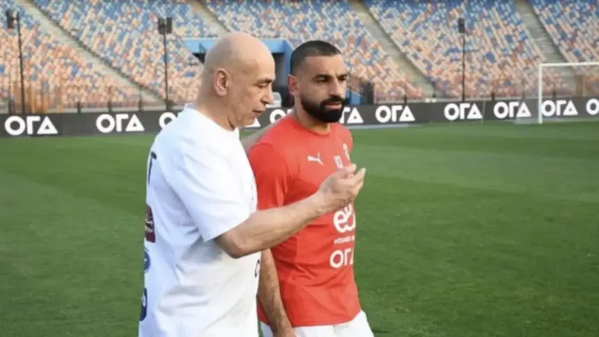 غرفة ملابس المنتخب المصري تشتعل.. صلاح يغادر المعسكر عقب خلاف مع حسام حسن