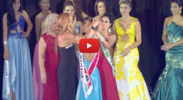 وصيفة غاضبة تهاجم ملكة جمال وتنزع التاج عن رأسها