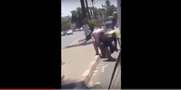 مغاربة يجمعون النقود في الشارع بعد أن رماها أحد الاشخاص امام الملأ