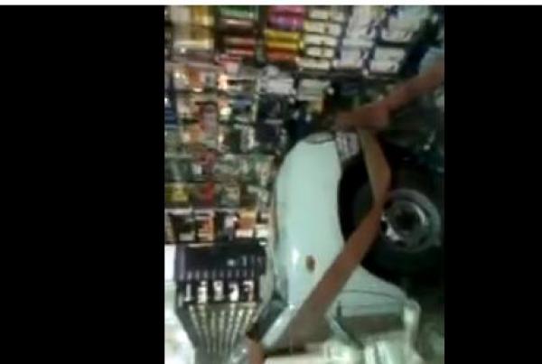 بالفيديو: يفقد السيطرة على سيارته.. فيستقر داخل صيدلية