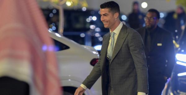 ساعة "رونالدو" الجديدة تخطف الأنظار وهذا هو سعرها "الخيالي"