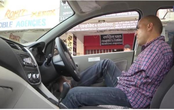 بالفيديو: رجل مبتور الذراعين يقود السيارة بقدميه