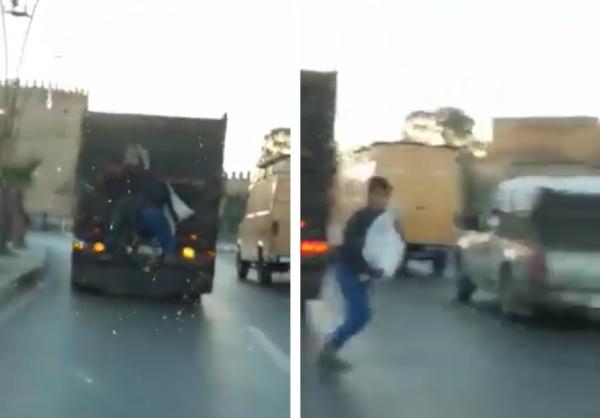 شاهد عملية سرقة لصوص لأكياس الزيتون من على الشاحنة بمدينة فاس