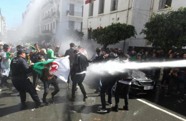 بالفيديو: الشرطة الجزائرية تستخدم خراطيم المياه والقنابل المسيلة للدموع لتفريق المحتجين ضد الرئيس الجديد بن صالح