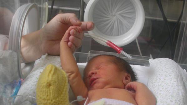 التنفس الصناعي السريع "يحمي رئات الأطفال المُبتَسرين"