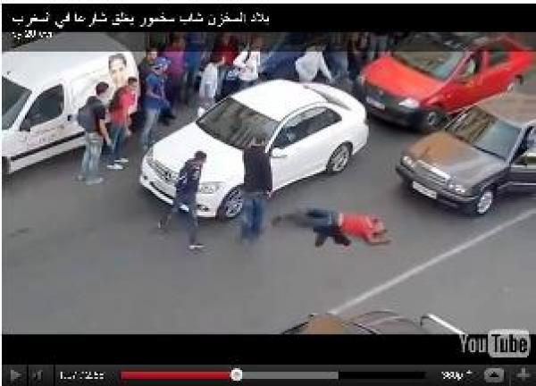 شاب مخمور يغلق شارعا في المغرب