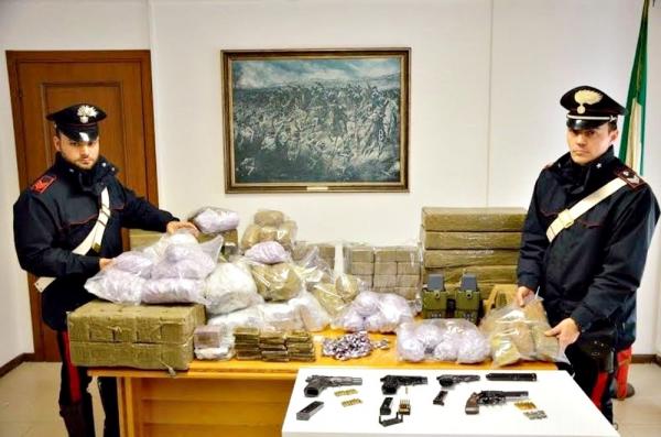 إيقاف مهاجرين مغربيين بإيطاليا و بحوزتهما كمية كبيرة من " الحشيش " قيمتها أزيد من نصف مليار