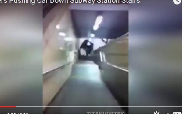 بالفيديو: شبان يقذفون سيارة إلى أسفل نفق