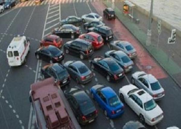 أغنياء يستأجرون سيارات إسعاف لتفادي الزحام