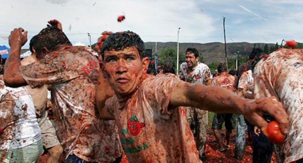بالصور .. الآلاف يشاركون في مهرجان «حرب الطماطم» بكولومبيا وسط بلد يعاني من الفقر