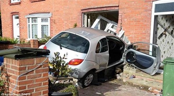 بريطاني ينجو من الموت بأعجوبة بعد اقتحام سيارة لمنزله