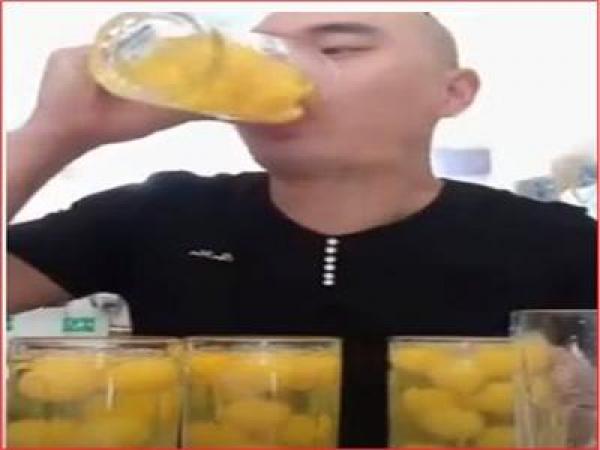 يتناول 50 بيضة نيئة فى زمن قياسي (فيديو)