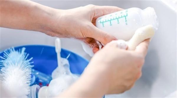 ما هي الطريقة الصحيحة لتنظيف زجاجة الرضاعة ؟