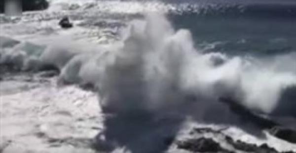 بالفيديو.. موجة ضخمة تبتلع رجلا وتتسبب في قتل شخصين