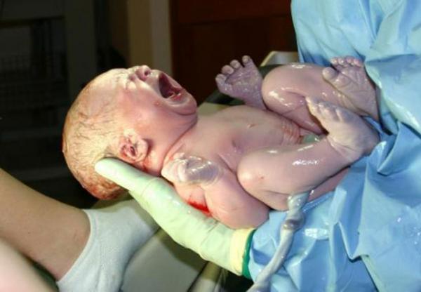 إسلام طبيبة أميركية بعد توليدها امرأة مسلمة!!