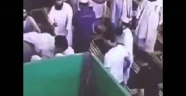 بالفيديو.. «ملاكمة» بين شابين أثناء الاصطفاف للصلاة بأحد المساجد