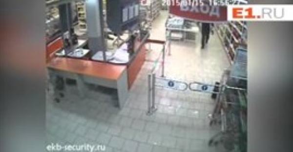 بالفيديو.. شاهد ماذا حدث لـ«لص» حاول الهروب بـ3 زجاجات خمر