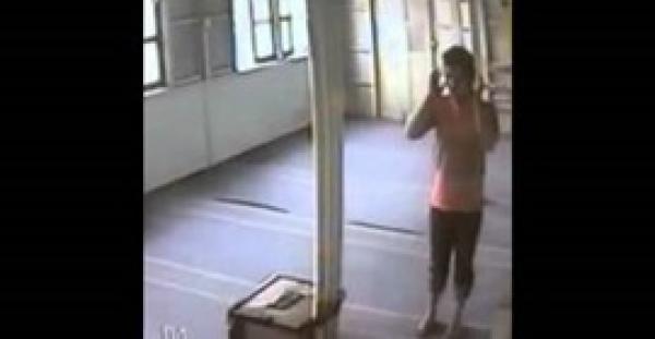 بالفيديو.. شاب يتظاهر بالصلاة لسرقة المال من صندوق التبرعات بمسجد