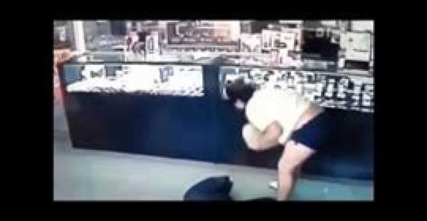 بالفيديو.. «شابة » تتعرض لموقف محرج أثناء سرقة محل مجوهرات