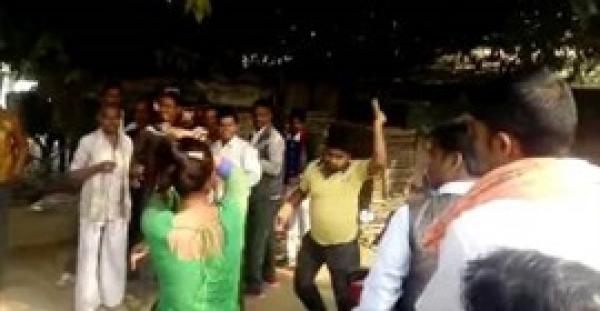 بالفيديو.. شاهد ماذا فعل رجال لسيدة تصدت لمحاولات تحرشهم بها