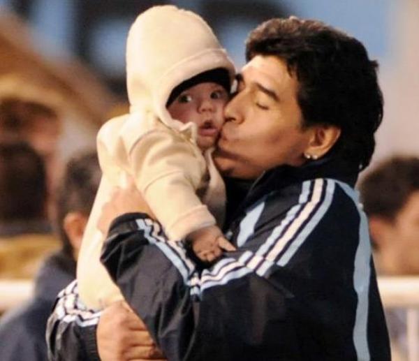 مارادونا يفقد طفلاً لم يعترف به