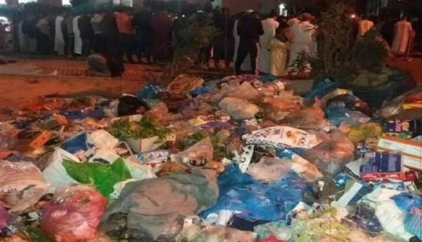 الصورة المهزلة..الأزبال تُزاحم المصلين أثناء صلاة التراويح بالدار البيضاء